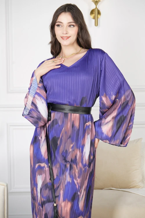 فستان نسائي أنيق طويل مشجر أكمام طويلة واسعة فتحة صدر شكل سبعة وحزام أسود منفصل عليه رباط بهدب نازل لأسفل