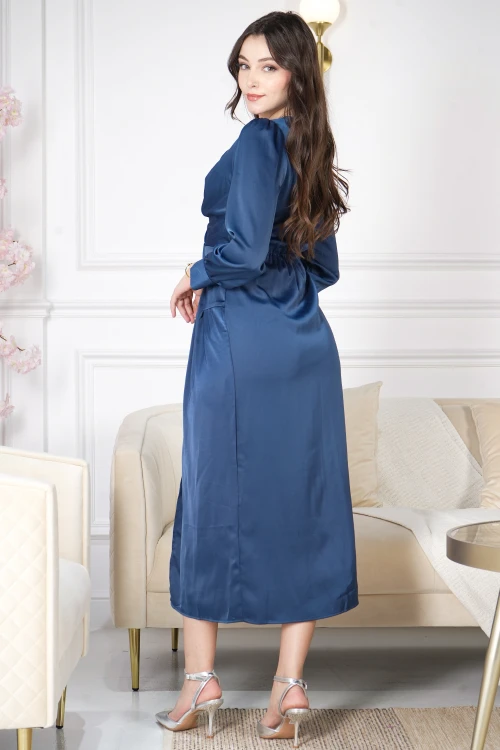 فستان نسائي أنيق لون أزرق فتحة الصدر شكل سبعة بكريستال من الجنب و أكمام طويلة وخصر عالي ملفوف و مفتوح من الأسفل