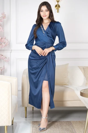 فستان نسائي أنيق لون أزرق فتحة الصدر شكل سبعة بكريستال من الجنب و أكمام طويلة وخصر عالي ملفوف و مفتوح من الأسفل   