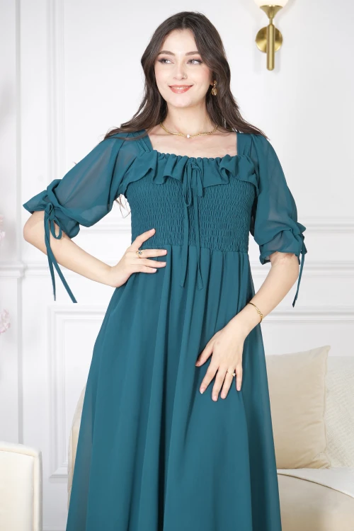 فستان نسائي أنيق لون أخضر بقصة صدر دائرية مزمومة عليها رباط من الامام و الأكمام