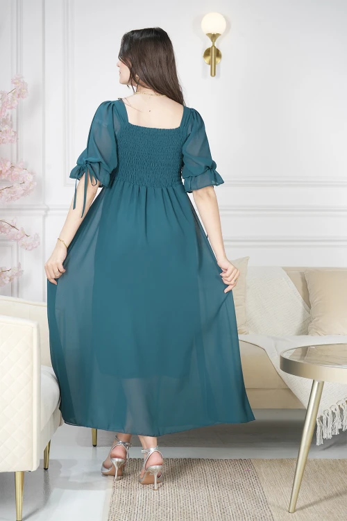 فستان نسائي أنيق لون أخضر بقصة صدر دائرية مزمومة عليها رباط من الامام و الأكمام