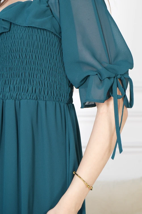 فستان نسائي أنيق لون أخضر بقصة صدر دائرية مزمومة عليها رباط من الامام و الأكمام