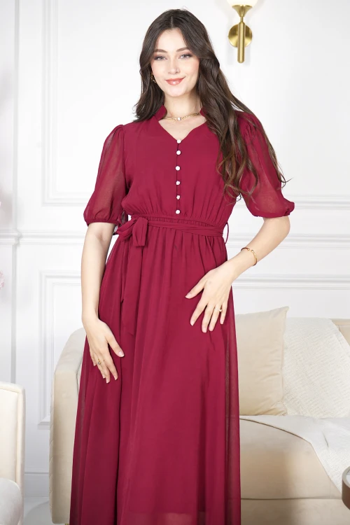 فستان نسائي أنيق طويل لون أحمر أكمام قصيرة و ياقة عالية شكل سبعة بأزرار أمامية ورباط على الخصر