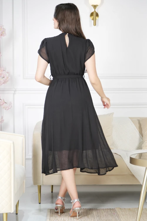 فستان نسائي أنيق لون أسود قصير و أكمام قصيرة قماش شيفون ياقة عالية بسلسال وكسرات بزم من الامام ورباط على الخصر