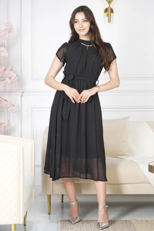 فستان نسائي أنيق لون أسود قصير و أكمام قصيرة قماش شيفون ياقة عالية بسلسال وكسرات بزم من الامام ورباط على الخصر