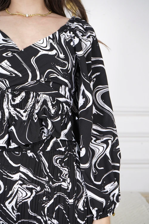 طقم نسائي أنيق قماش مشجر لون أبيض و أسود فتحة الصدر واسعة شكل مثلث بزم من الخصر و أكمام طويلة مزمومة وبنطلون واسع