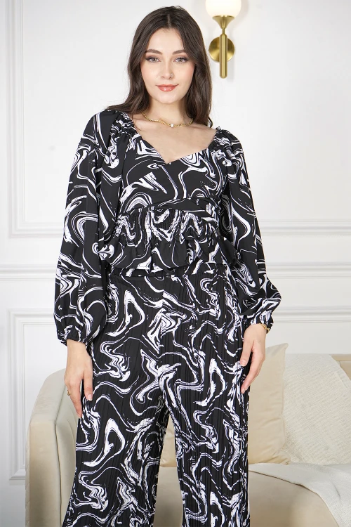 طقم نسائي أنيق قماش مشجر لون أبيض و أسود فتحة الصدر واسعة شكل مثلث بزم من الخصر و أكمام طويلة مزمومة وبنطلون واسع