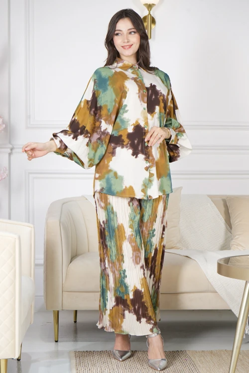 طقم نسائي قطعتين ألون متموجة قميص بياقة عالية و أزرار أمامية و بنطلون واسع بكسرات  بدون حزام