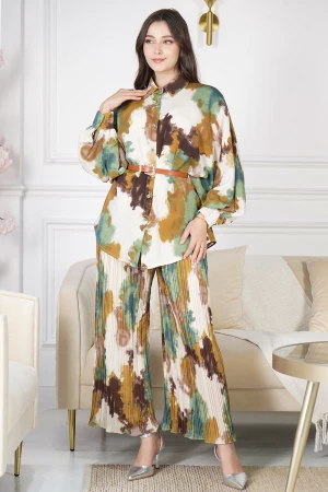 طقم نسائي قطعتين ألون متموجة قميص بياقة عالية و أزرار أمامية و بنطلون واسع بكسرات  بدون حزام