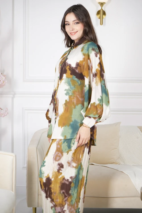 طقم نسائي قطعتين ألون متموجة قميص بياقة عالية و أزرار أمامية و بنطلون واسع بكسرات  بدون حزام