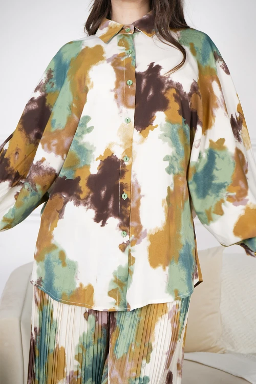 طقم نسائي قطعتين ألون متموجة قميص بياقة عالية و أزرار أمامية و بنطلون واسع بكسرات  بدون حزام