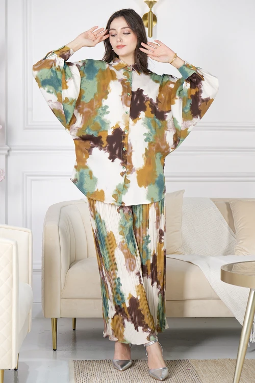 طقم نسائي قطعتين ألون متموجة قميص بياقة عالية و أزرار أمامية و بنطلون واسع بكسرات  بدون حزام