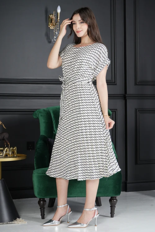 فستان نسائي أنيق قصير قماش لون أبيض بطبعات باللون الأسود أكمام قصيرة متصلة ورباط على الخصر