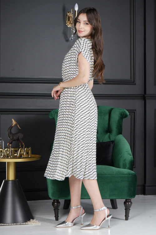 فستان نسائي أنيق قصير قماش لون أبيض بطبعات باللون الأسود أكمام قصيرة متصلة ورباط على الخصر