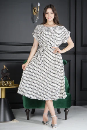 فستان نسائي أنيق قصير قماش لون أبيض بطبعات باللون الأسود أكمام قصيرة متصلة ورباط على الخصر