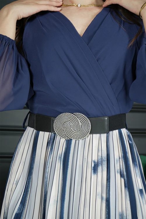 فستان نسائي أنيق طويل قماش لون سادة كحلي شيفون من الصدر بأكمام طويلة شفافة و قماش مموج بكسرات من الأسفل و حزام جلد أسود منفصل على الخصر