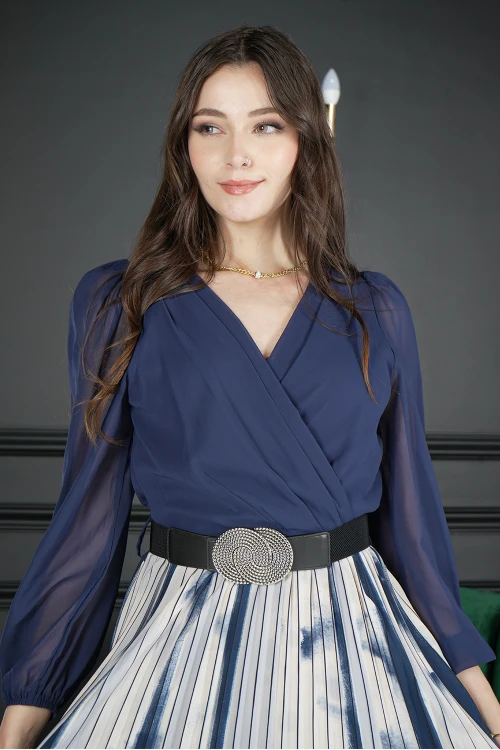 فستان نسائي أنيق طويل قماش لون سادة كحلي شيفون من الصدر بأكمام طويلة شفافة و قماش مموج بكسرات من الأسفل و حزام جلد أسود منفصل على الخصر