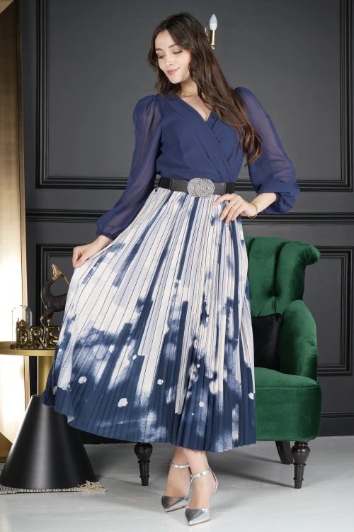 فستان نسائي أنيق طويل قماش لون سادة كحلي شيفون من الصدر بأكمام طويلة شفافة و قماش مموج بكسرات من الأسفل و حزام جلد أسود منفصل على الخصر