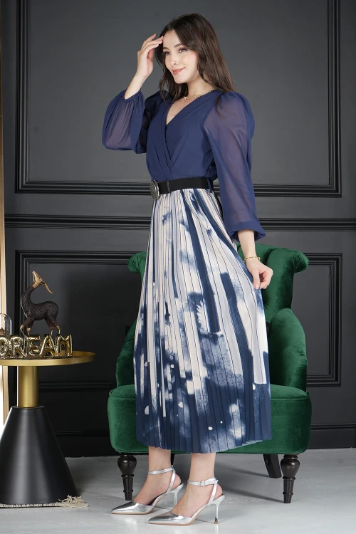 فستان نسائي أنيق طويل قماش لون سادة كحلي شيفون من الصدر بأكمام طويلة شفافة و قماش مموج بكسرات من الأسفل و حزام جلد أسود منفصل على الخصر