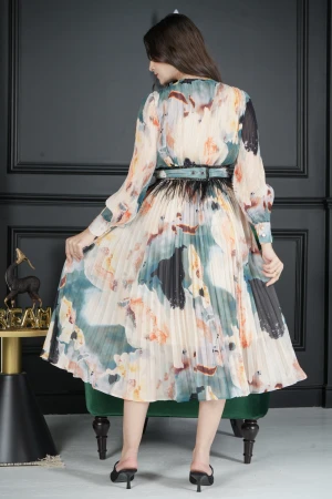 فستان نسائي أنيق قماش ألوان مموج قصة الصدر شكل سبعة و أكمام طويلة بأزرار قفل بحزام ريش وكسرات من الاسفل