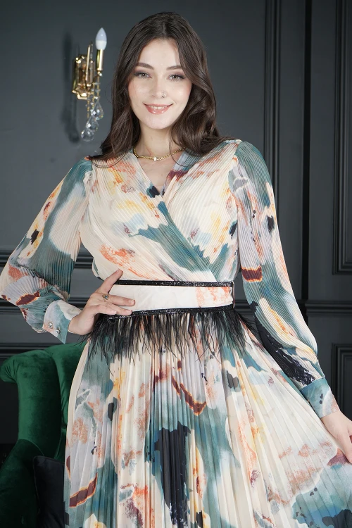 فستان نسائي أنيق قماش ألوان مموج قصة الصدر شكل سبعة و أكمام طويلة بأزرار قفل بحزام ريش وكسرات من الاسفل