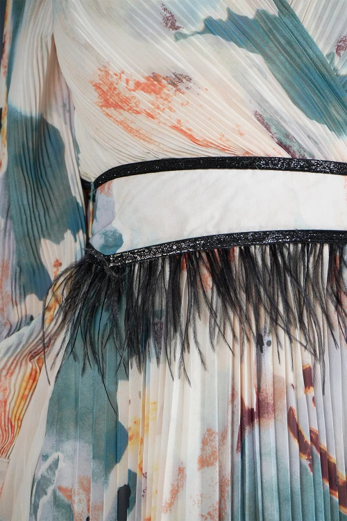 فستان نسائي أنيق قماش ألوان مموج قصة الصدر شكل سبعة و أكمام طويلة بأزرار قفل بحزام ريش وكسرات من الاسفل