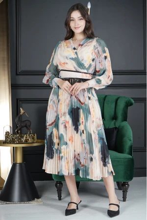 فستان نسائي أنيق قماش ألوان مموج قصة الصدر شكل سبعة و أكمام طويلة بأزرار قفل بحزام ريش وكسرات من الاسفل