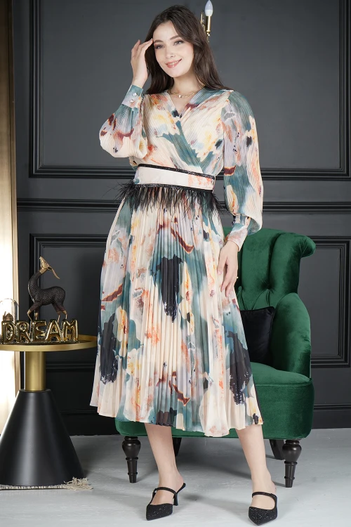 فستان نسائي أنيق قماش ألوان مموج قصة الصدر شكل سبعة و أكمام طويلة بأزرار قفل بحزام ريش وكسرات من الاسفل