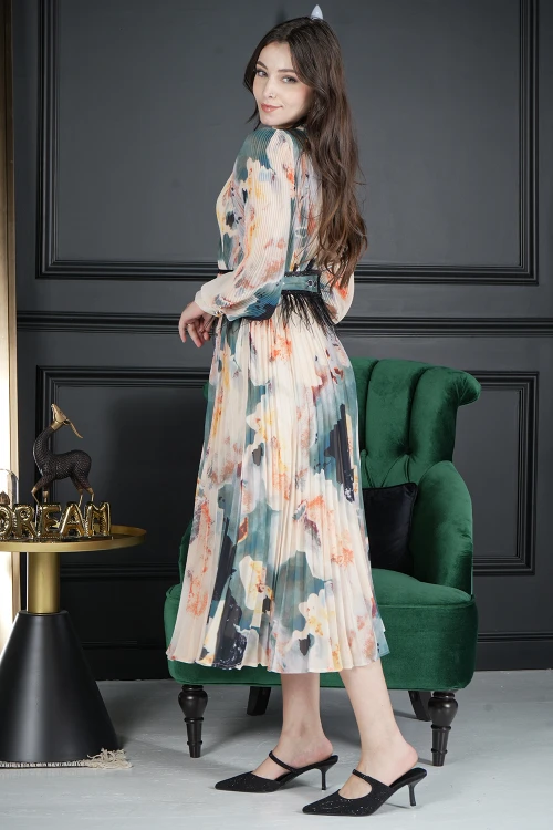 فستان نسائي أنيق قماش ألوان مموج قصة الصدر شكل سبعة و أكمام طويلة بأزرار قفل بحزام ريش وكسرات من الاسفل