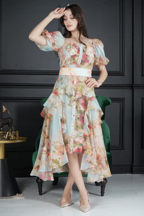 فستان نسائي أنيق قماش مشجر ورود يأكمام قصيرة منفوخة و قصة صدر شكل مربع بأزرار أمامية كامل وطبقات من الجوانب