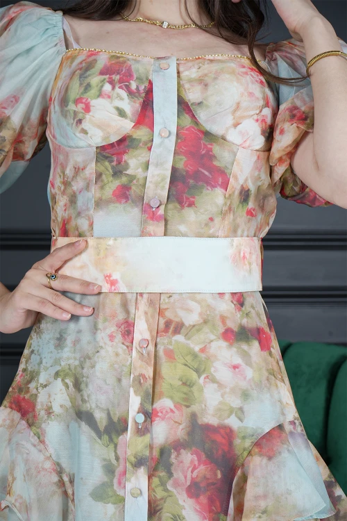 فستان نسائي أنيق قماش مشجر ورود يأكمام قصيرة منفوخة و قصة صدر شكل مربع بأزرار أمامية كامل وطبقات من الجوانب