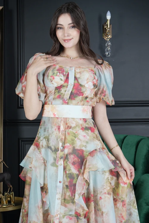 فستان نسائي أنيق قماش مشجر ورود يأكمام قصيرة منفوخة و قصة صدر شكل مربع بأزرار أمامية كامل وطبقات من الجوانب