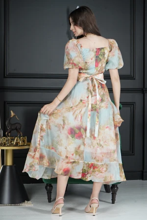 فستان نسائي أنيق قماش مشجر ورود يأكمام قصيرة منفوخة و قصة صدر شكل مربع بأزرار أمامية كامل وطبقات من الجوانب 