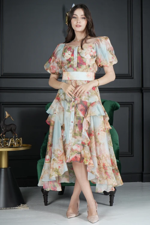 فستان نسائي أنيق قماش مشجر ورود يأكمام قصيرة منفوخة و قصة صدر شكل مربع بأزرار أمامية كامل وطبقات من الجوانب