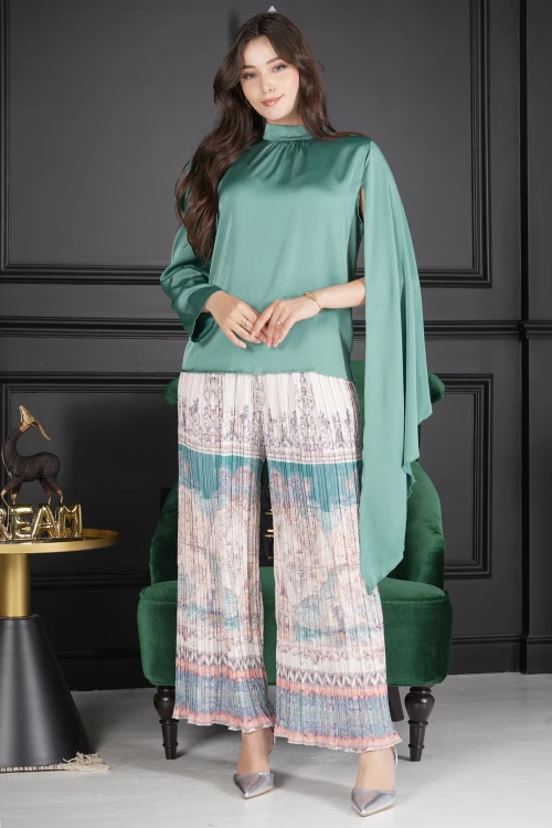 طقم نسائي أنيق قطعتين بلوزة قماش ساتان لون تفاحي سادة بياقة عالية وكم مفتوح و بنطلون واسع مشجر