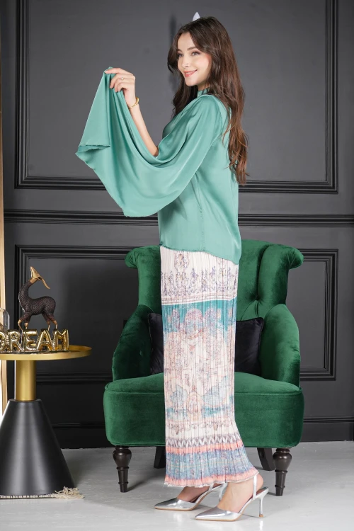 طقم نسائي أنيق قطعتين بلوزة قماش ساتان لون تفاحي سادة بياقة عالية وكم مفتوح و بنطلون واسع مشجر