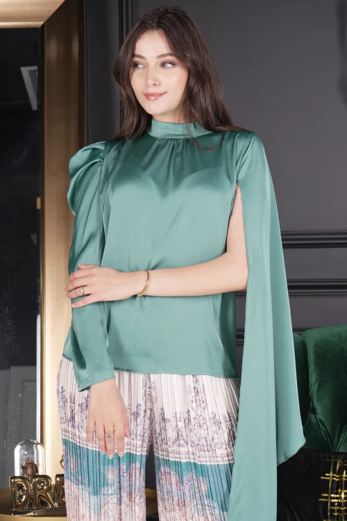 طقم نسائي أنيق قطعتين بلوزة قماش ساتان لون تفاحي سادة بياقة عالية وكم مفتوح و بنطلون واسع مشجر