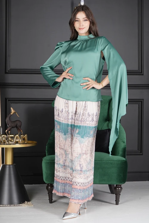 طقم نسائي أنيق قطعتين بلوزة قماش ساتان لون تفاحي سادة بياقة عالية وكم مفتوح و بنطلون واسع مشجر