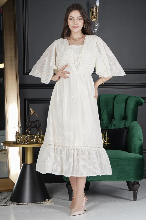 فستان نسائي أنيق لون سكري بأكمام واسعة وفتحة صدر مغلقة من الأمام شكل سبعة للخصر مع كرنشات من الأسفل