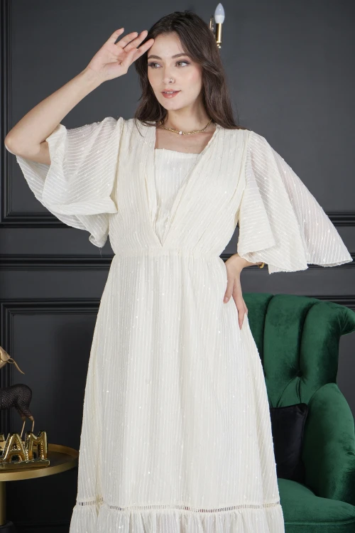 فستان نسائي أنيق لون سكري بأكمام واسعة وفتحة صدر مغلقة من الأمام شكل سبعة للخصر مع كرنشات من الأسفل