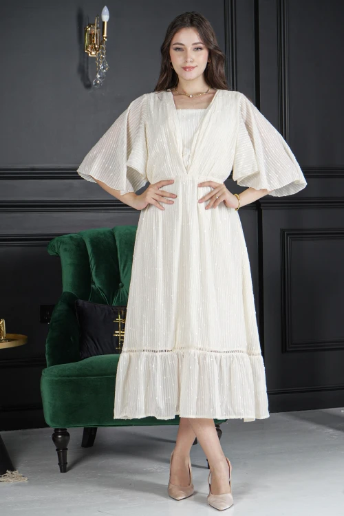 فستان نسائي أنيق لون سكري بأكمام واسعة وفتحة صدر مغلقة من الأمام شكل سبعة للخصر مع كرنشات من الأسفل