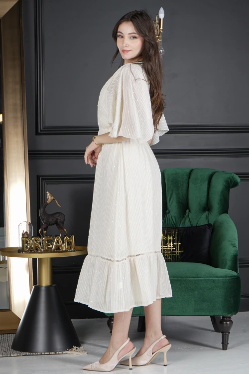 فستان نسائي أنيق لون سكري بأكمام واسعة وفتحة صدر مغلقة من الأمام شكل سبعة للخصر مع كرنشات من الأسفل