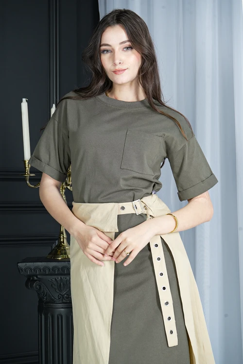 فستان نسائي أنيق رسمي قصير و أكمام قصيرة قماش لون زيتي مع قماش من الخصر بحزام لون سكري