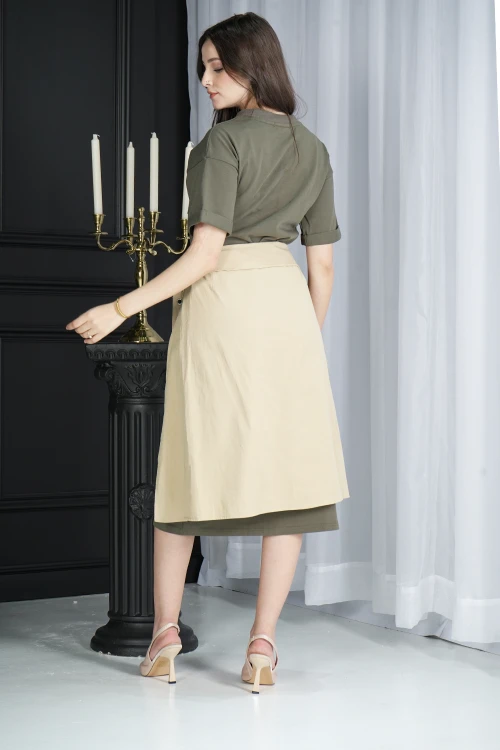 فستان نسائي أنيق رسمي قصير و أكمام قصيرة قماش لون زيتي مع قماش من الخصر بحزام لون سكري