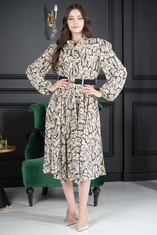 فستان نسائي أنيق قماش مشجر برباط طويل على الرقبة و أكمام طويلة مزمومة بدون حزام