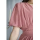 فستان نسائي انيق لون وردي سادة بأكمام قصيرة و فتحة صدر شكل سبعة و أزرار من الأمام