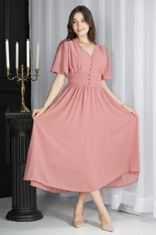 فستان نسائي انيق لون وردي سادة بأكمام قصيرة و فتحة صدر شكل سبعة و أزرار من الأمام