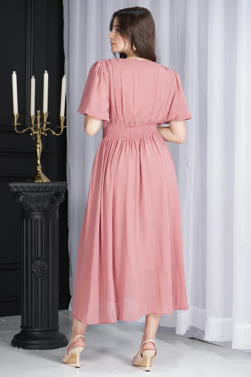 فستان نسائي انيق لون وردي سادة بأكمام قصيرة و فتحة صدر شكل سبعة و أزرار من الأمام