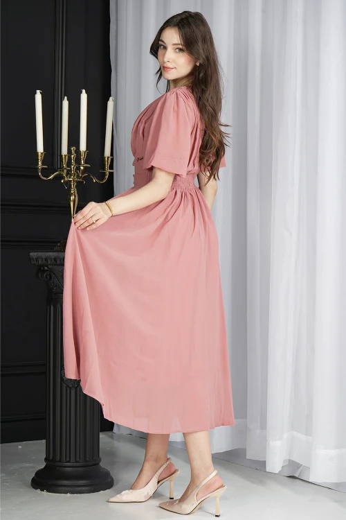 فستان نسائي انيق لون وردي سادة بأكمام قصيرة و فتحة صدر شكل سبعة و أزرار من الأمام