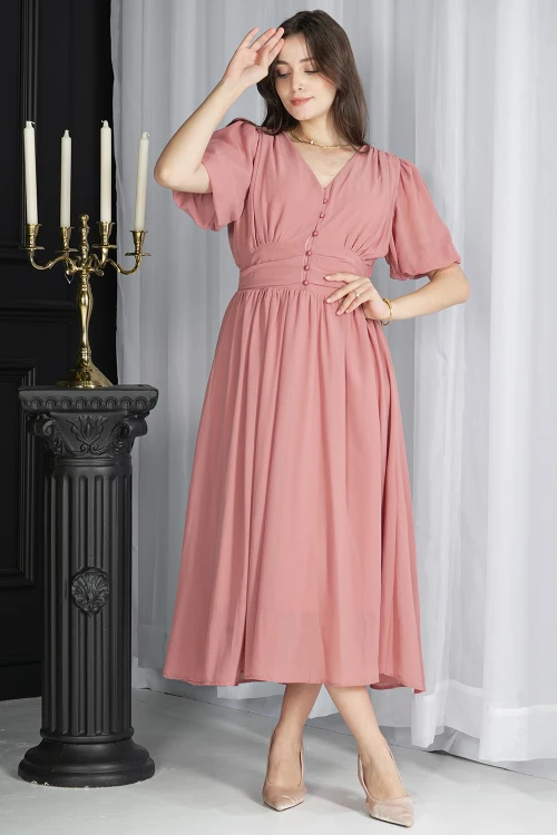 فستان نسائي انيق لون وردي سادة بأكمام قصيرة و فتحة صدر شكل سبعة و أزرار من الأمام